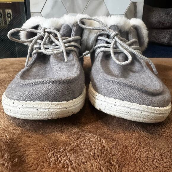 Hey Dude Women’s Britt Gray/White Faux Fur Lined Shoes Size 6 Foldover Snap Cuff - Picture 5 of 12